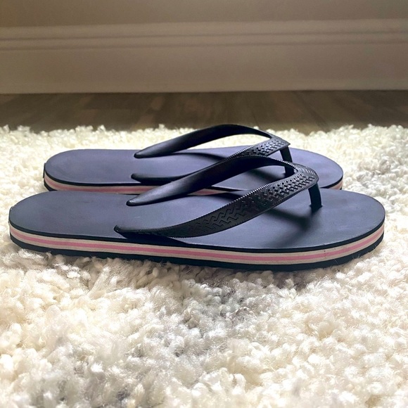 GAP Body Sz 7-8 Flip Flops Black w/Pink & White Side Stripes - Picture 3 of 4